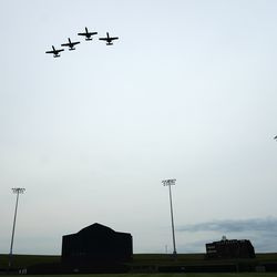 A-10 fly udfører en overflyvning før en baseballkamp