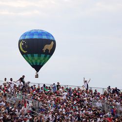 En luftballon ses i tredje omgang.