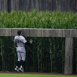 Yankees højre fielder Aaron Judge ser et homerun fra Sox