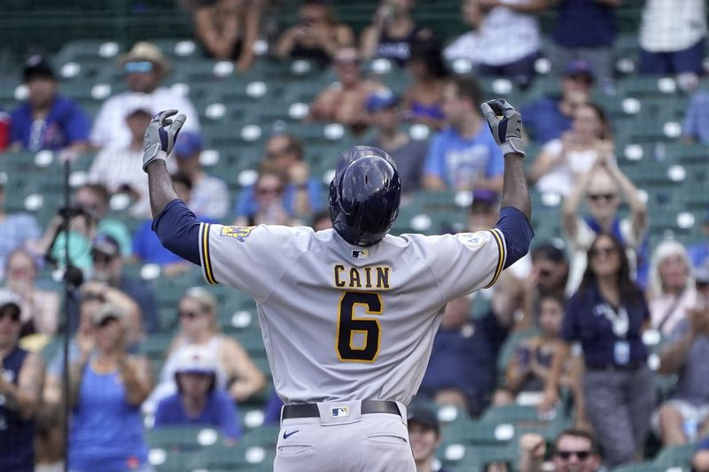Lorenzo Cain z Milwaukee Brewers świętuje swój miotacz pomocy Cubs Trevor Megill w szóstej rundzie pierwszego meczu wtorkowego doubleheadera.