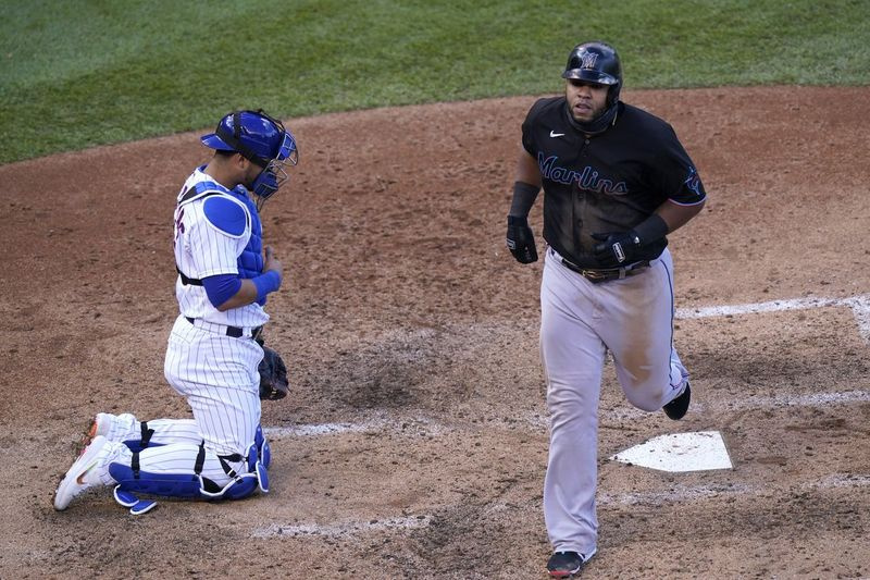Cubsi Willson Contreras vaatab pealt, kuidas Miami Marlinsi mängija Jesus Aguilar ületab palli pärast seda, kui tabas seitsmendal vahetusel kahel korral kodujooksus kergendava viskaja Jeremy Jeffressi.