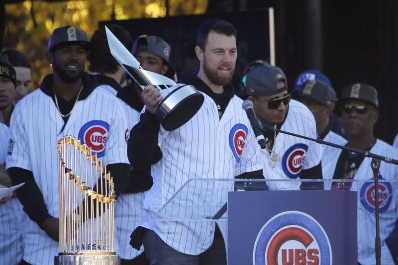 Ben Zobrist sostiene el trofeo de Jugador Más Valioso de la Serie Mundial durante la celebración de la Serie Mundial de los Cachorros en Grant Park en 2016.