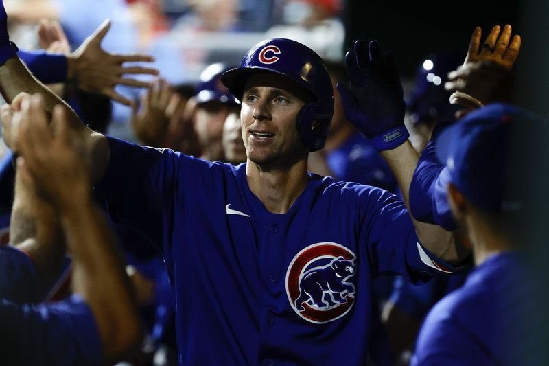 Ο Matt Duffy των Cubs πανηγυρίζει αφού χτύπησε ένα δίποντο homer κατά τη διάρκεια του τρίτου αγώνα εναντίον των Phillies.