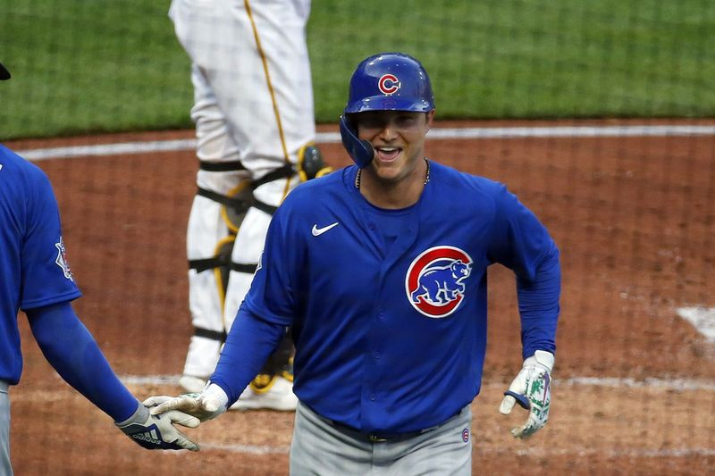 Joc Pederson von den Cubs feiert nach einem Solo-Homerun im dritten Inning gegen die Pirates im PNC Park.