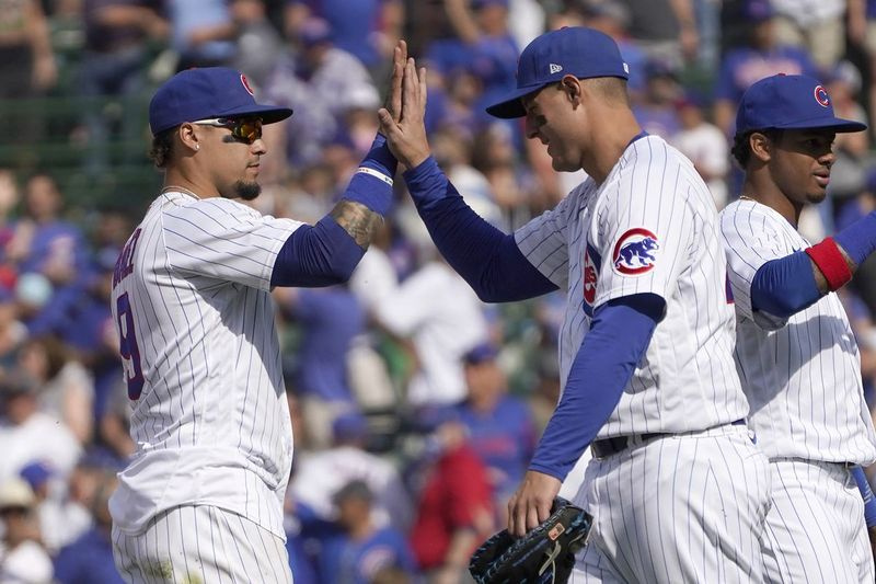 Javier Baez van de Cubs, links, en Anthony Rizzo vieren de 6-1 overwinning van het team en de serie-sweep van de San Diego Padres.