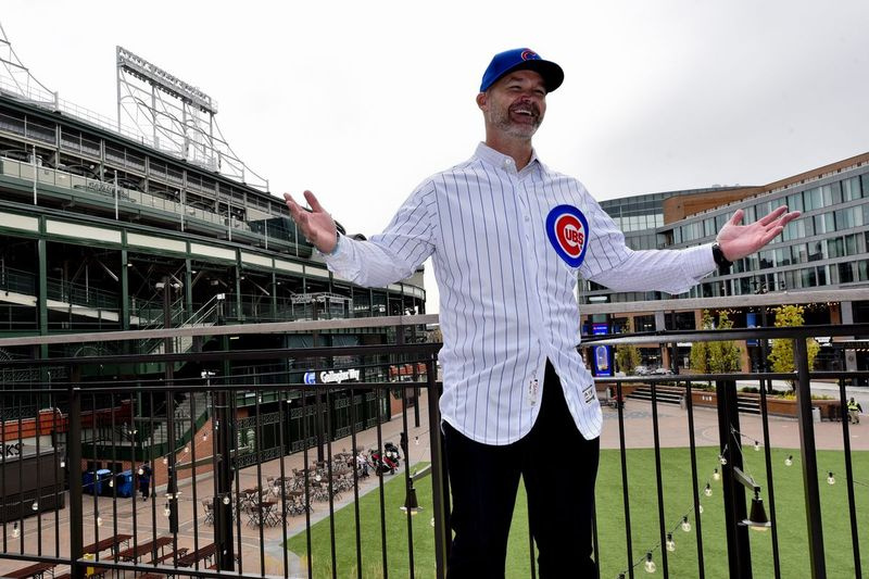 Le nouveau manager des Cubs, David Ross, se tient devant le Wrigley Field lundi.