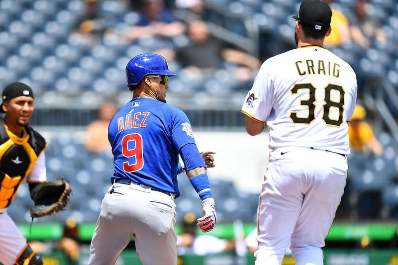 Cubs spēlētājs Džeivijs Baezs liek Pirates pirmajam spēlētājam Vilam Kreigu, lai ceturtdienas spēles laikā viņu dzenu atpakaļ uz mājas šķīvi pirmajā pamatlīnijā.