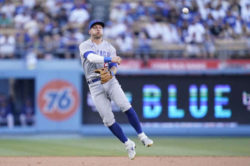   Chicago Cubs shortstop Nico Hoerner kastar först till Los Angeles Dodgers' Trea Turner under den första inningen av en basebollmatch i Los Angeles, lördagen den 9 juli 2022.
