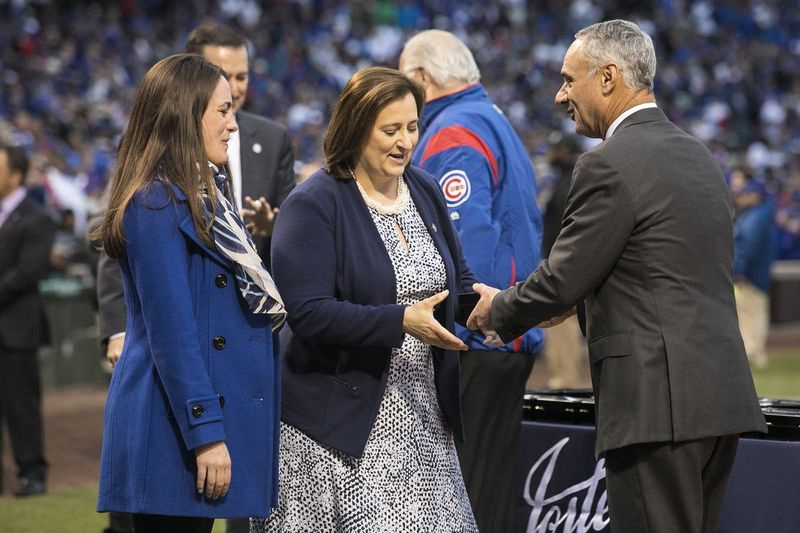 Laura Ricketts menerima cincin kejuaraan Cubs daripada Pesuruhjaya MLB Rob Manfred di Padang Wrigley semasa majlis prapermainan 2017.