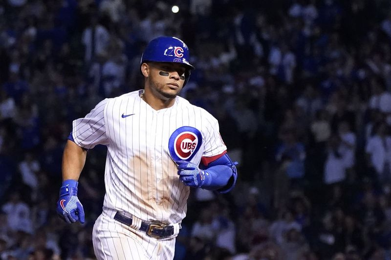Willson Contreras Cubs okrąża bazy po tym, jak w piątym inningu trafił do domu z San Diego Padres, rozpoczynającego miotacz Ryana Weathersa.