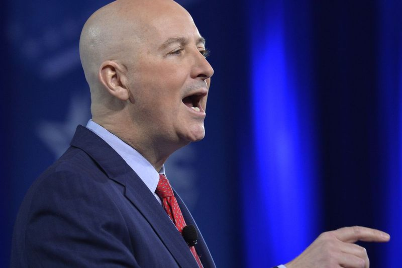 Guvernér Nebrasky Pete Ricketts se omluvil za své urážlivé výrazy.