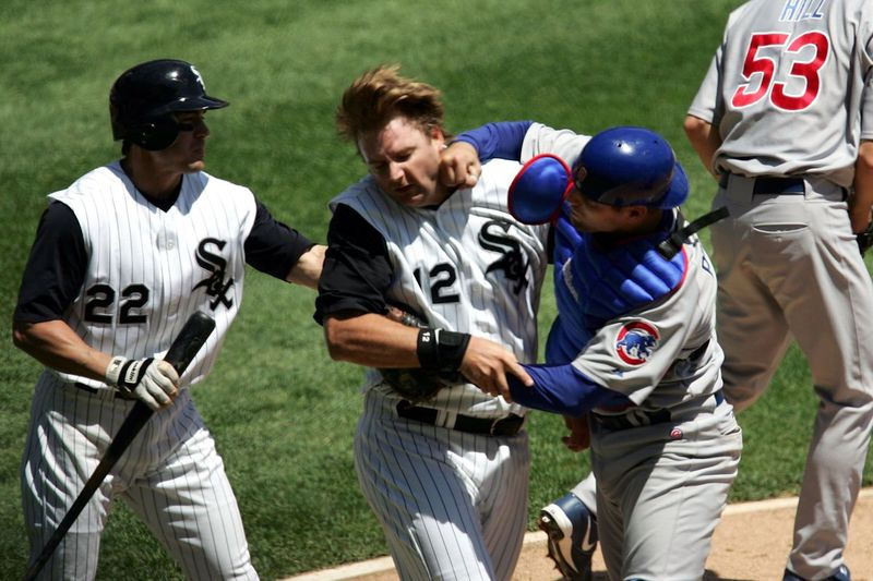 Michael Barrett udari A.J. Pierzynski.