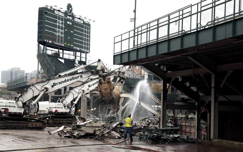 „Wrigley Field“ balintuvai buvo pradėti griauti 2014 m. spalį. Nauji išplėstiniai balikliai buvo atidaryti 2015 m., priklausantys „Chicago Cubs“ privačiai finansuojamam 575 mln. USD renovacijos projektui.
