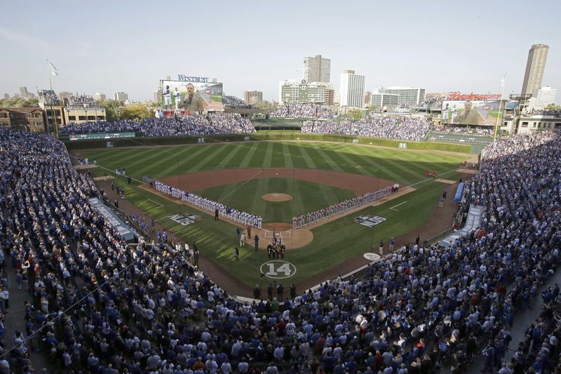 „Chicago Cubs“ ir „St. Louis Cardinals“ Wrigley Field aikštėje per nacionalinį himną prieš 3 beisbolo Nacionalinės lygos diviziono rungtynes ​​2015 m.
