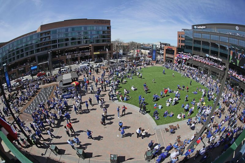 Balandžio mėnesį gerbėjai renkasi Gallagher Way, aikštėje, esančioje šalia vakarinės Wrigley Field dalies.