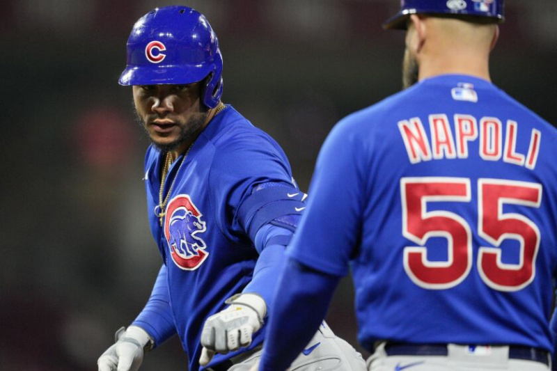  Cubs' Willson Contreras, til venstre, feirer med førstebasetrener Mike Napoli (55) etter å ha slått en singel under den åttende omgangen av lagets baseballkamp mot Cincinnati Reds på tirsdag. Det var sannsynligvis hans siste hit som en Cub.