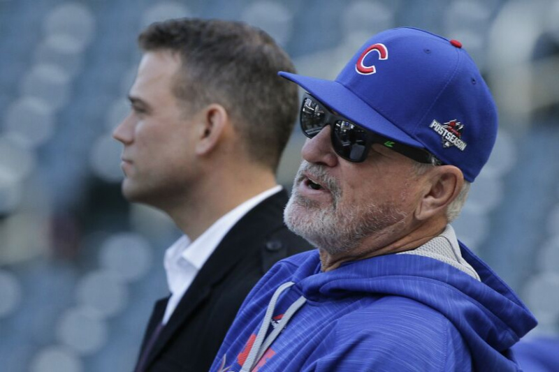   Cubs-manager Joe Maddon, til høyre, ser på slagtrening med presidenten for baseballoperasjoner Theo Epstein på et filbilde fra 2015.