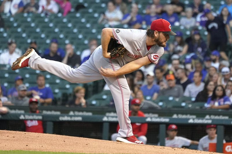 Sinsinati Reds sākumsastāva metējs Veids Mailijs skatās metienu komandas beisbola spēles pirmajā iningā pret Čikāgas Cubs otrdien, 2021. gada 7. septembrī, Čikāgā. (AP fotoattēls/Čārlzs Rekss Arbogasts) ORG XMIT: CXC101