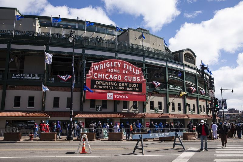 Os fãs esperam para entrar no Wrigley Field antes que o Chicago Cubs enfrente o Pittsburgh Pirates no dia de abertura de 2021.