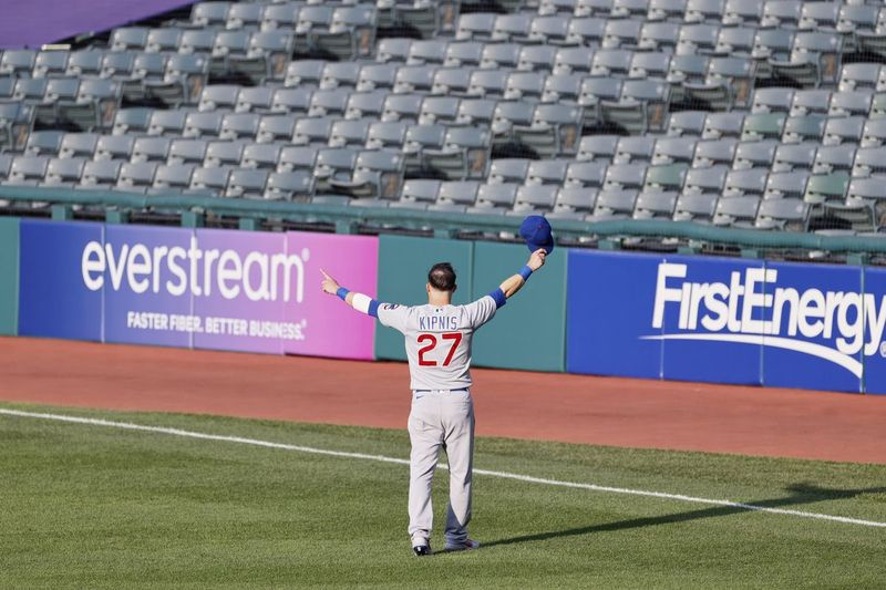 Jason Kipnis de los Cachorros hace un gesto hacia las gradas vacías después de que los Indios de Cleveland le rindieran homenaje antes de su juego en Progressive Field.