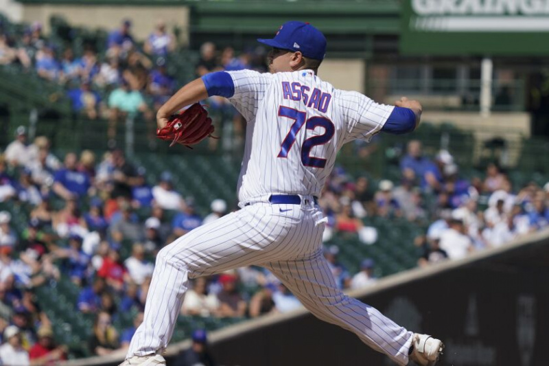   Il titolare dei Cubs Javier Assad lancia nel primo inning contro i Colorado Rockies domenica.