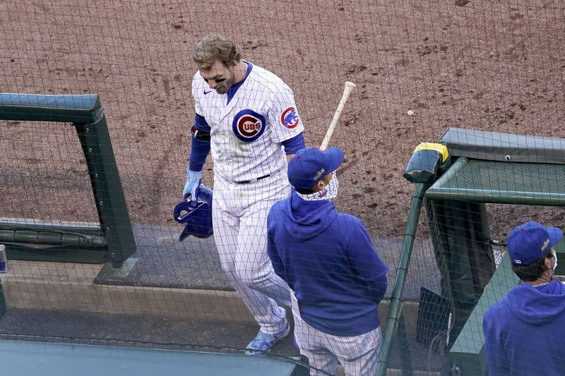Ian Happ ger sig av från planen efter Cubs 2-0-förlust mot Miami Marlins i match 2 i en National Leagues wildcard-slutspelsserie.