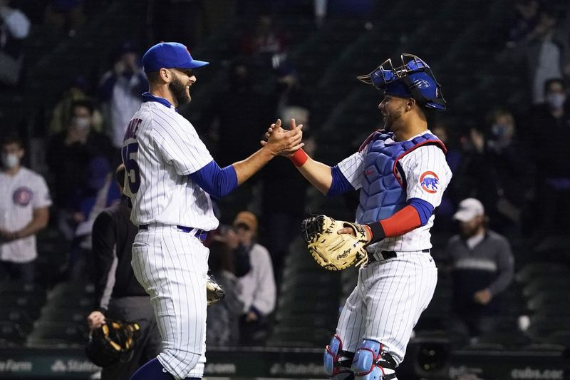 Cubs Relief Pitcher Tommy Nance (links) und Catcher Willson Contreras feiern am Montagabend den Sieg gegen die Nationals.
