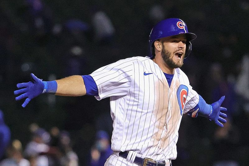 Cubs spēlētājs Deivids Bote svin savu uzvaru spēlē pret Dodgers.