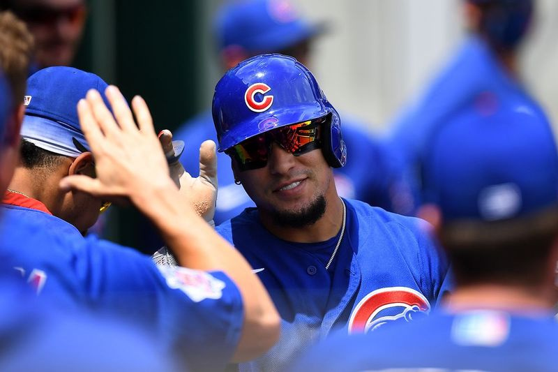 Javier Baez z Cubs świętuje z kolegami z drużyny po zdobyciu bramki podczas trzeciej rundy przeciwko Piratom.