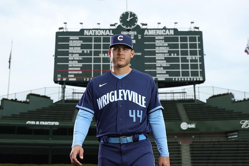 Anthony Rizzo modelleerib Cubsi City Connecti vormiriietust.