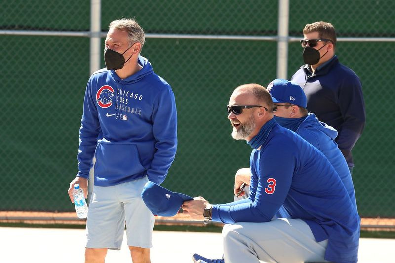 Prezes Cubs Jed Hoyer i menedżer David Ross oglądają wiosenną sesję treningową.