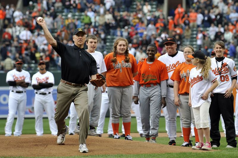 Der damalige Vizepräsident Joe Biden wirft den ersten Pitch am Eröffnungstag 2009 bei Camden Yards in Baltimore aus.