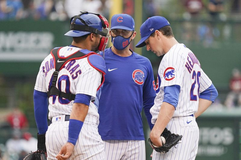 Cubs pitching-coach Tommy Hottovy pratar med Kyle Hendricks och Willson Contreras.