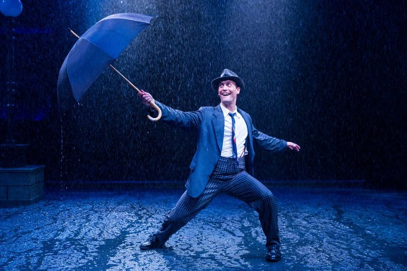 Danny Gardner hraje Dona Lockwooda v inscenaci Singin’ in the Rain v Marriott Theatre. | Justin Barbin