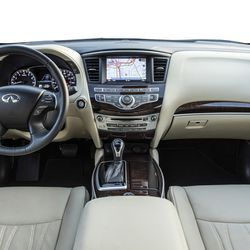 受賞歴のあるINFINITIQX60高級クロスオーバーは、今日の市場で最も用途の広い3列7人乗りの車両のひとつであり、家族向けの機能と、居心地の良い、細工されたデザインを内外に組み合わせています。 2018年モデルでは、QX60の高度なテクノロジー機能の長いリストに、アクティブな家族向けに特別に設計されたもう1つの画期的なテクノロジーであるリアドアアラートが追加されています。