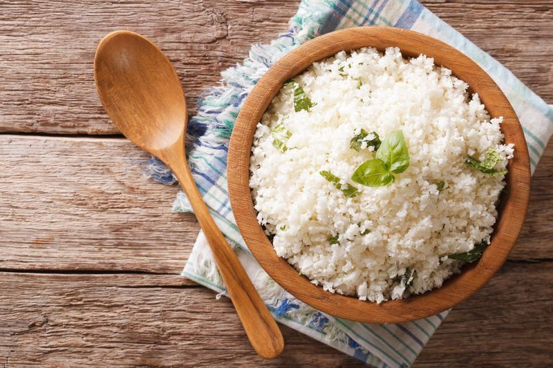 Le riz frit est souvent associé à des épidémies de B. cereus, une bactérie potentiellement toxique, en raison de la façon dont il est préparé. Si une grande quantité de riz préparé au restaurant ou à la maison est laissée refroidir pendant plusieurs heures, les bactéries (qui