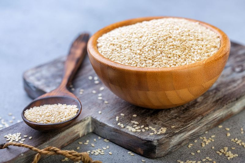 Las semillas de sésamo aportan buenas cantidades de cobre, un mineral necesario para la producción de energía adecuada y la síntesis de neurotransmisores.