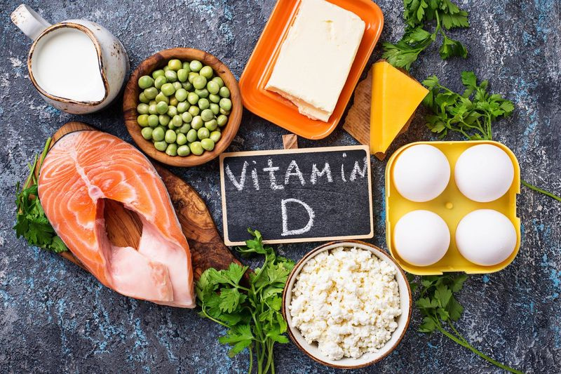 Šviežia lašiša, kiaušiniai, nenugriebtas pienas, žirniai, sviestas ir sūris yra tarp maisto produktų, kuriuose gausu vitamino D.