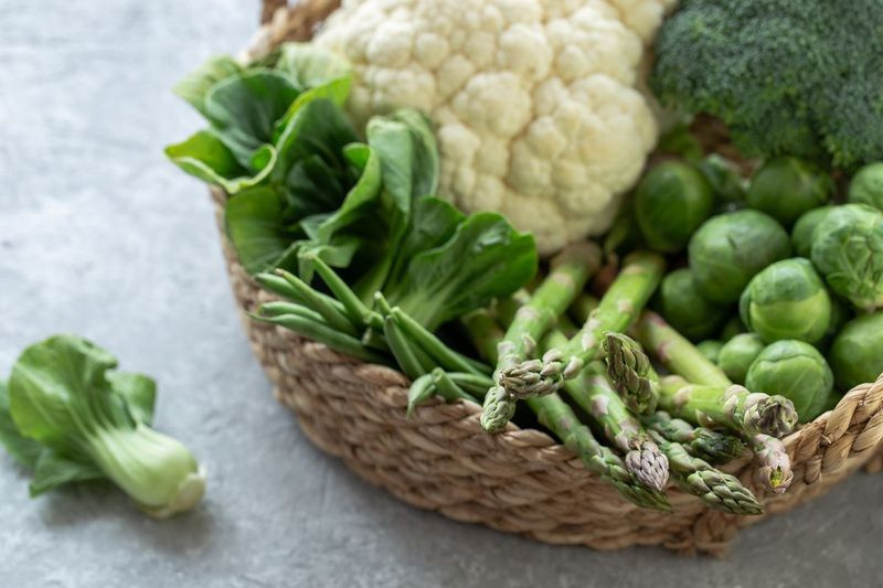 Brokuły, kalafior, brukselka, kapusta bok choy i inne warzywa kapustne są doskonałym źródłem niezbędnych witamin i są uważane za super żywność.