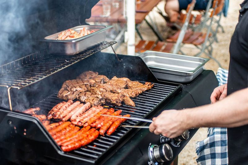 Malta liellopa gaļa un cūkgaļa ir jāsagatavo līdz iekšējai temperatūrai vismaz 160 ° F, savukārt steiki un cepeši ir jāgatavo vismaz līdz 145 ° F un jāļauj atpūsties trīs minūtes pēc izņemšanas no grila.