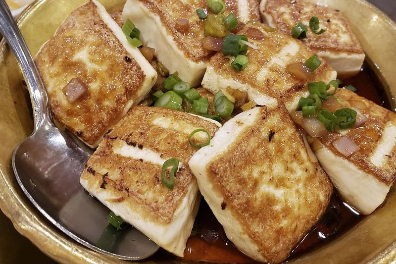 En tallerken stegt tofu serveret på en kinesisk restaurant i New York City. MSG - mononatriumglutamat, også kendt som MSG - dukker op i mange fødevarer fra tomater til modermælk, og der er ingen beviser for at forbinde det med sygdom.
