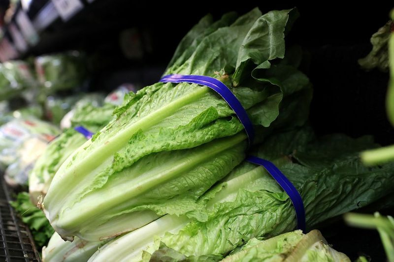 La laitue romaine est exposée sur une étagère dans un supermarché de San Rafael, en Californie.