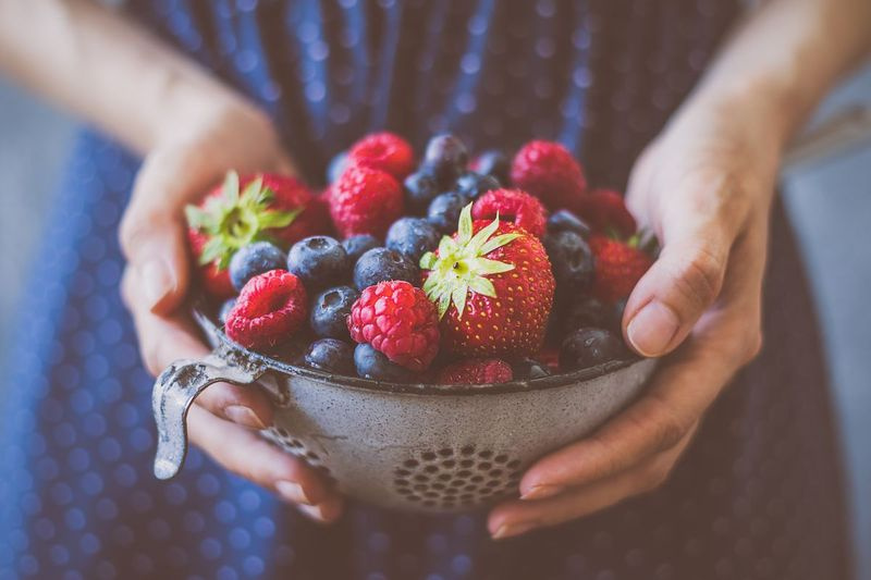 Lassen Sie sich nicht von saisonalen Preisspitzen bei frischen Beeren im Supermarkt abschrecken. Beeren behalten auch getrocknet oder gefroren ihre gesunden Eigenschaften und können das ganze Jahr über genossen werden.