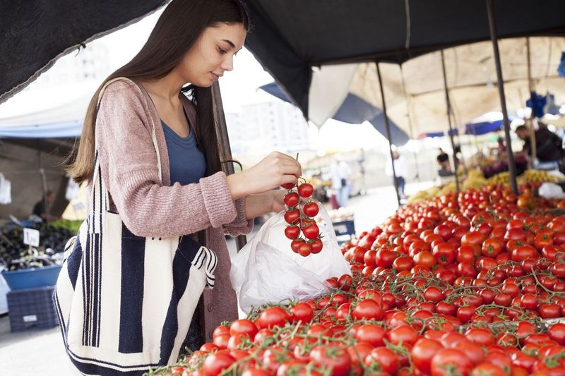 Investigadores británicos encontraron que una mayor ingesta de carotenoides, que se encuentran en vegetales brillantes como batatas, tomates, verduras de hoja verde y pimientos morrones, durante 6 semanas puede tener un impacto beneficioso en la reducción del enrojecimiento y otras decoloraciones de la piel que afectan la apariencia.