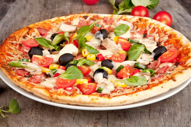  At vælge plantebaseret toppings vil i de fleste tilfælde give dig en pizza med flere gavnlige næringsstoffer og færre usunde næringsstoffer. Ikke kun grøntsager, men andre toppings såsom oliven, ananas og urter som basilikum kan give din tærte et næringsboost.