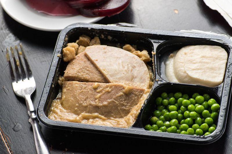 Pred rokmi bolo mrazeným jedlom často nejaký druh mäsa nalievaný v omáčke, zvyčajne so zemiakovou kašou a dezertom. O kalórie, sodík, tuk alebo iné nutričné ​​vlastnosti sa nezaujímali. Trendom sú teraz zdravšie mrazené jedlá.