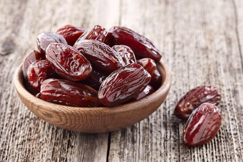 Onder hun gezondheidsvoordelen zijn dadels antibacterieel, antischimmel, antioxidant en hebben ze immunomodulerende effecten op het lichaam, waardoor ze nuttig zijn bij het beheersen van een verscheidenheid aan gezondheidsproblemen.