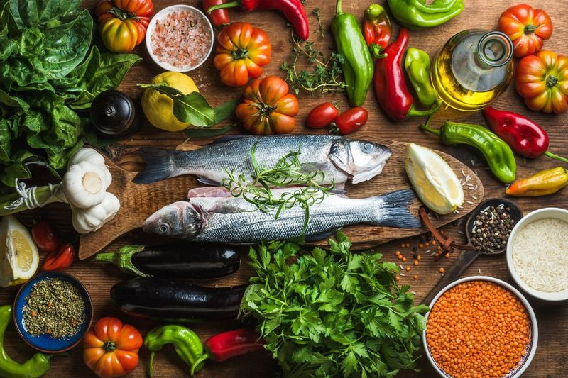 Les pierres angulaires du régime Blue Zone sont le poisson frais, les grains entiers, les légumes verts et les haricots.
