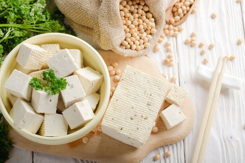 Pereinama į vegetarizmą? Užuot atsisakę mėsos, pradėkite į savo racioną įtraukdami daugybę maisto produktų, pavyzdžiui, tofu.