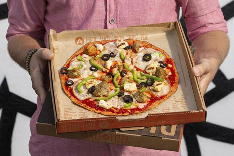 Die Life Mode Pies von Blaze Pizza, wie die hier abgebildete Protein Pizza, gehören zu den ketofreundlichen Krustenpizzas, die jetzt auf der Speisekarte des Kettenrestaurants stehen.